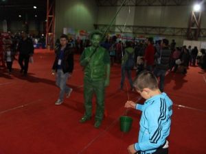 Canlı Heykeller Miniklerin İlgilisini Çekiyor