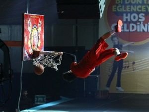 Çocuklar Uçan Adamları İlgiyle İzledi