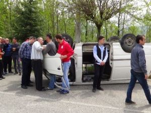Pikniğe Giden Ailenin Minibüsü Takla Attı: 6 Yaralı