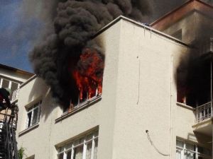 Öğrenci Evinde Çıkan Yangın Korkuttu