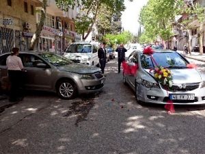 Gelin Arabasıyla Otomobil Çarpıştı