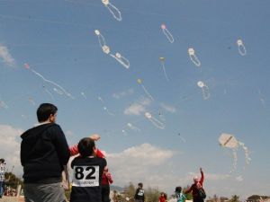 Edremit’te Gökyüzü Uçurtmalarla Renklendi