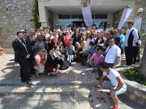 Bodrum Plajları Renklenirken İlk Turistler Karanfillerle Karşılanıyor