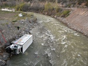 Gümüşhane’de Kamyon Harşit Çayına Uçtu: 1 Yaralı