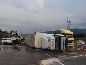 Bolu’da Tır Devrildi, 10 Kilometrelik Araç Kuyruğu Oluştu