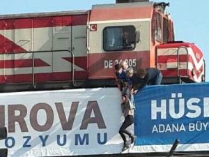 Köprüden Atlamak İsteyen Genç Kızı Vatandaşlar Yakalayarak Kurtardı