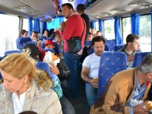 Kaçak Göçmenlere Yiyecek Dağıtıldı