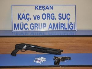 Durdurulan Araçta Uyuşturucu Ve Silah Yakalandı