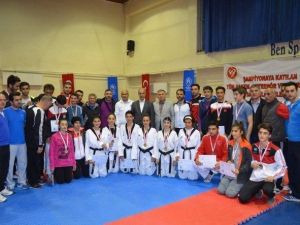 Şampiyonlar Madalyalarını Alıyor