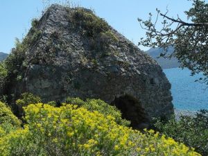 Piramit Türbe Kaderine Terk Edildi