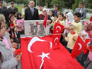 Şehit Askerin Mezarı Başında Duygulandıran Anma Programı