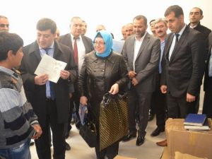 Başkan Akar, Çüngüş İlçesine Kitap Dağıtımı Yaptı