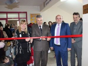 Minik Öğrencilerden Resim Sergisi