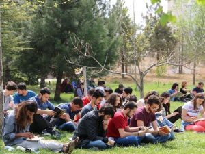 Karabük Üniversiteliler Okuyor