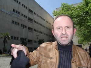 Otistik Oğlunun Kelepçeli Fotoğrafını Gören Baba Adliyeye Koştu