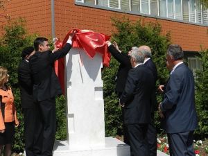 Kosova’da Kayıp Kişiler Heykeli Dikildi