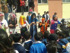 Üniversite Öğrencilerinden Köy Okuluna Ziyaret