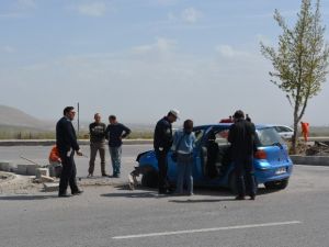 Kadın Sürücü Orta Refüje Çarptı