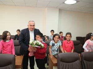 Öğrencilerden Başkan Tollu’yu Ziyaret