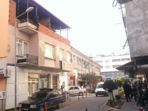 Balkondan Atlamak İsteyen Şahsı Polis Kurtardı