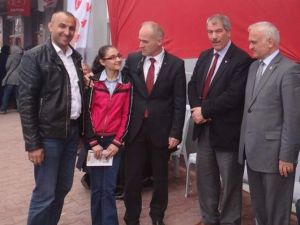 Yıllar Önce Tedavi Ettiği Hastaları İle Dertleşiyor