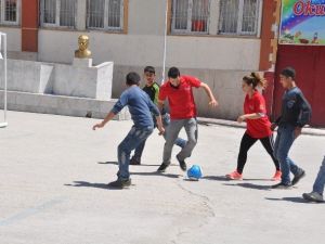 Kıbrıs Ortaokulu’na Spor Malzemesi Desteği