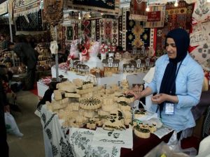 Küre Hem Taş Baskı Kalıbını Kendisi Yapıyor