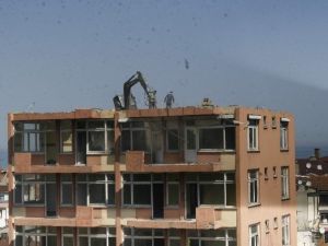 Dikkat Çatıda İş Makinesi Var