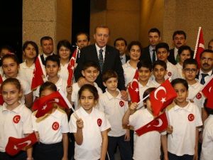 Erdoğan Kuveyt Emiri’nin Sarayı’nda Türk Öğrenciler Tarafından Karşılandı