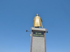 Kuşadası’nda Atatürk Heykeli Yenilendi