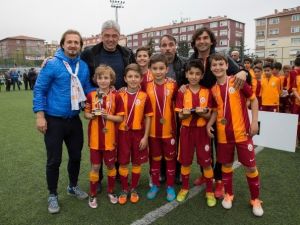 Efsane Futbolcular Minikler Şampiyonasında