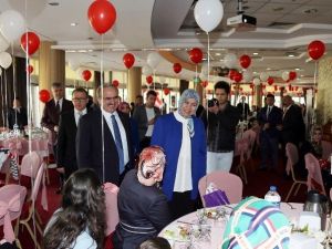 Babalarını Kaybeden Çocukların Yazdıkları Valiyi Duygulandırdı