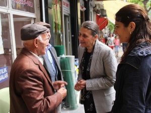 Akat, Esnafı Ziyaret Ederek Parke Taşı Çalışmalarını İnceledi