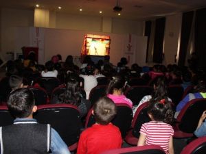 Öğrenciler Karagöz Ve Hacivat Oyununu Sevdi