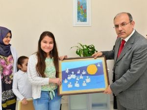 Resimlerden Elde Ettikleri Gelirleri Onkoloji Kliniğine Başladılar