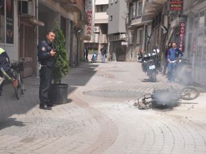 Polise Kızıp Motosikletini Ateşe Verdi