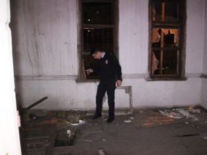 Polis Metruk Binalara Baskın Düzenledi