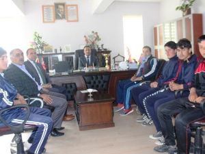 Şampiyon Öğrencilerden Müdür Edip’e Ziyaret