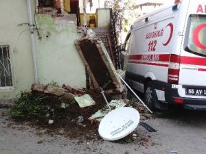 Ambulans Evin Duvarına Çarptı
