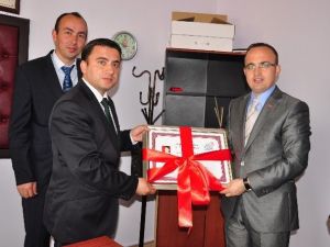 AK Parti’li Aday Bülent Turan’a Anlamlı Hediye