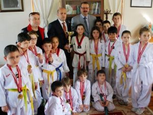 Minik Tekvandocular Kaymakam Amcalarını Ziyaret Etti