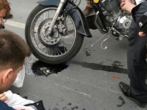 Motosikletli Sürücü Kırmızı Işıkta Geçen Yayaya Çarptı: 2 Yaralı