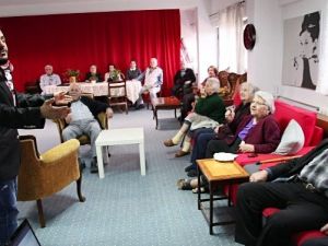 Huzurevi Sakinleri Oyunculara Taş Çıkardılar