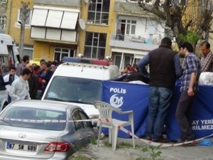 Boğazını Kesip, 2. Kattan Atladı