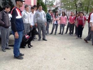 Jandarma Öğrencilere Uyuşturucudan Korunma Yollarını Anlattı