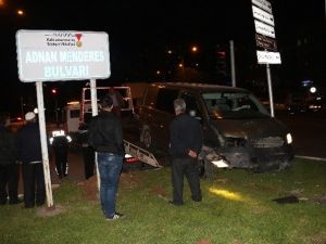 Minibüs İle Otomobil Çarpıştı: 2 Yaralı
