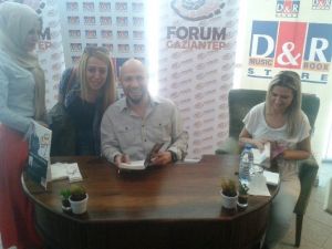Forum Gaziantep Dr’da Kahraman Tazeoğlu Sevenleriyle Buluştu