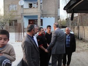 AK Parti Van Milletvekili Adayı Kayatürk, Evi Yanan Vatandaşı Ziyaret Etti