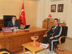 Vali Düzgün Başarılı Antrenörü Ödüllendirdi