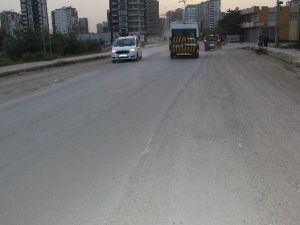 Yolun Yarısı Asfalt Yarısı Toprak!